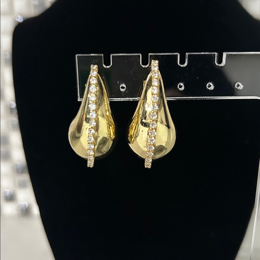 Elegant Gold Teardrop Earrings with Sparkling Accents